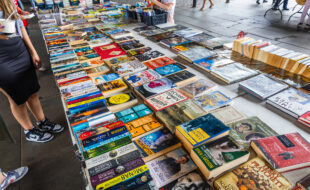 una bancarella di libri