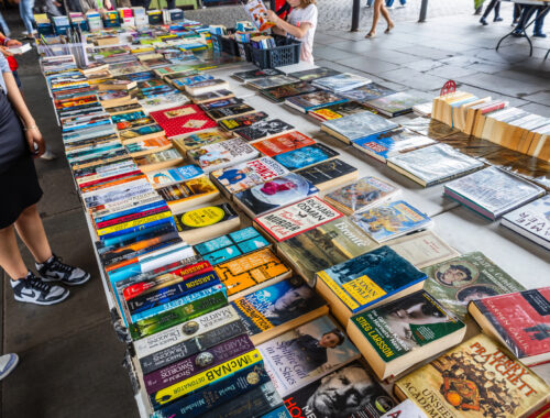 una bancarella di libri